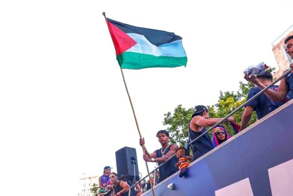 En la foto, Lamine Yamal ondea la bandera palestina