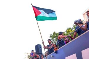 En la foto, Lamine Yamal ondea la bandera palestina