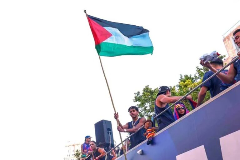 En la foto, Lamine Yamal ondea la bandera palestina