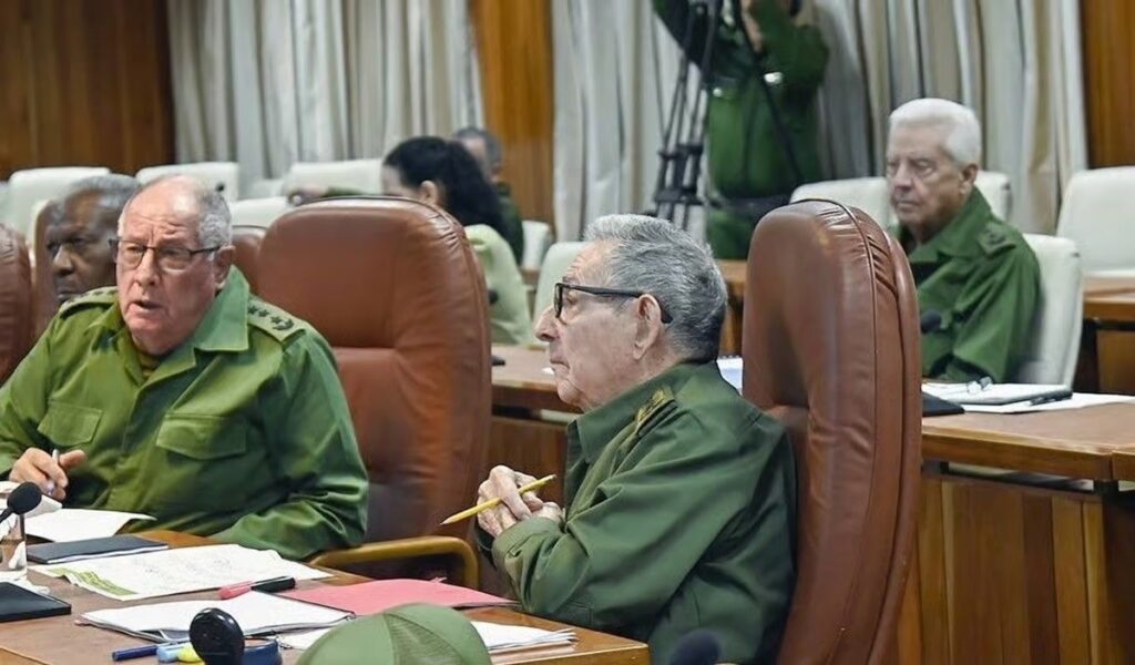 En la foto, Raúl Castro y los militares del poder