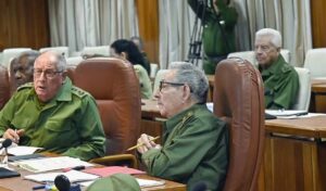 En la foto, Raúl Castro y los militares del poder