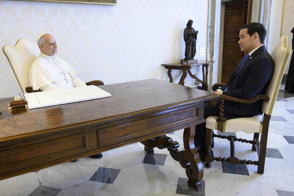 En la foto, el Papa León XIV y Marco Rubio
