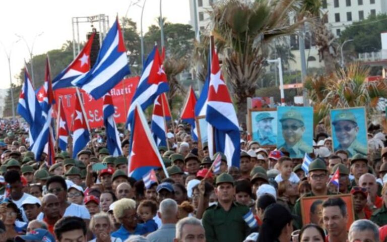 En la foto, cientos de personas marcharon a favor de Raúl Castro en La Habana