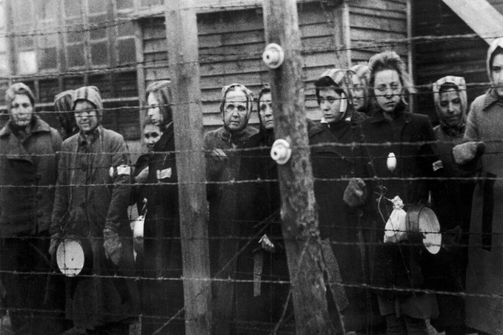 En la foto, prisioneras en el campo de concentración de Ravensbrück