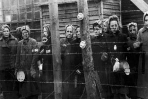 En la foto, prisioneras en el campo de concentración de Ravensbrück