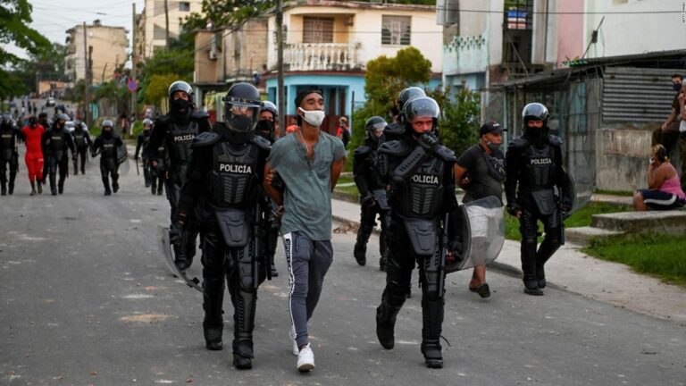 En la foto, represión en Cuba