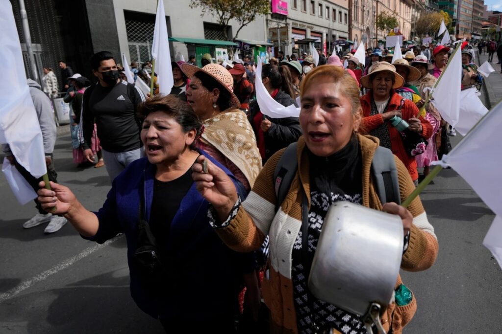 En la foto, vendedoras ambulantes protestan en La Paz contra los bloqueadores de las carreteras
