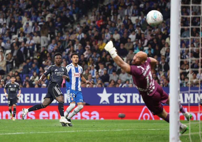 En la foto, Vinicius Junior anota su segundo gol ante el Espanyol