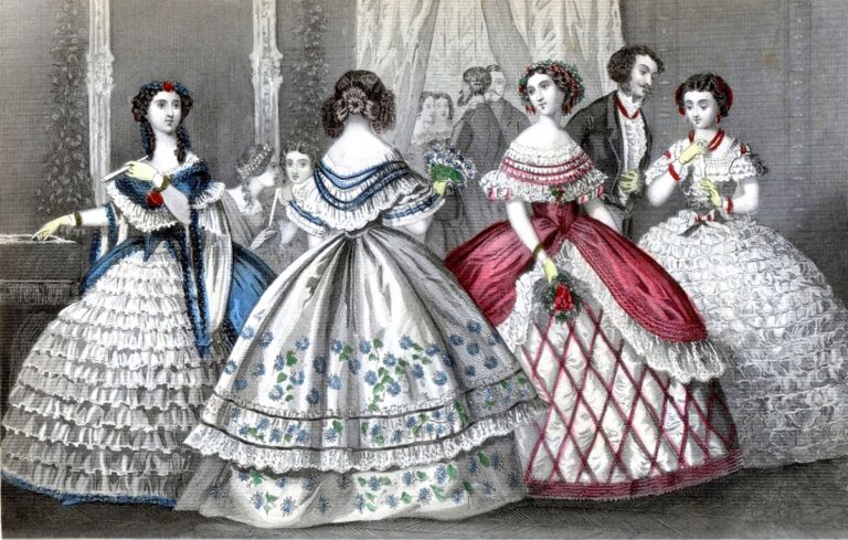 En la foto, mujeres vestidas con crinolina