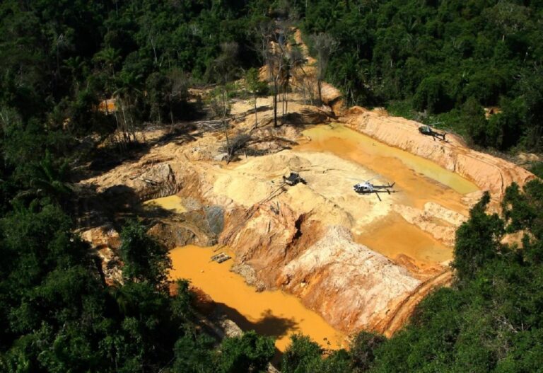 En la foto, explotación del oro en la Amazonía brasileña