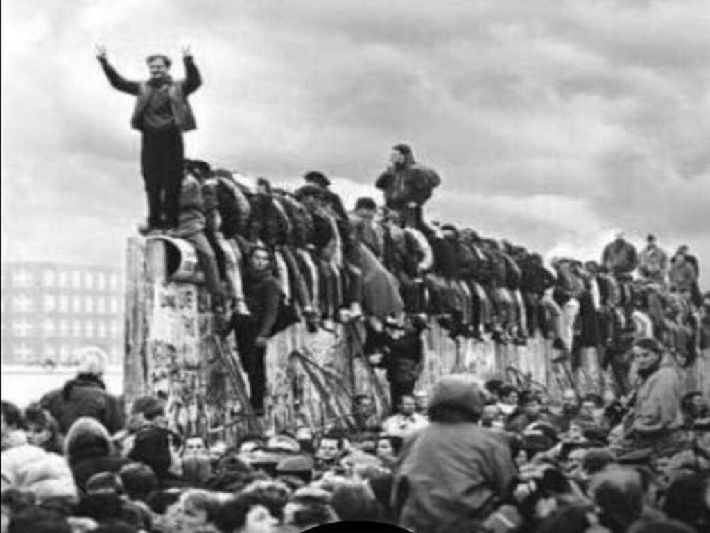 En la foto, ciudadanos de Alemania del Este sobre el muro de Berlín