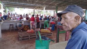 En la foto, un típico mercado cubano