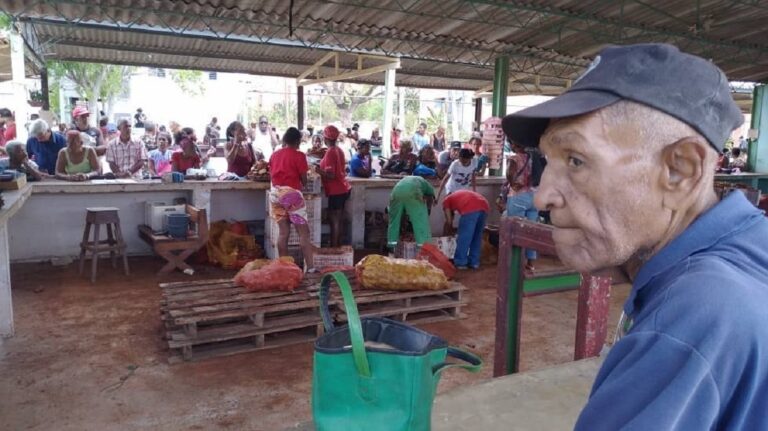 En la foto, un típico mercado cubano