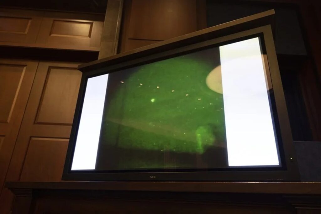 En la foto, Vista del registro de un fenómeno aéreo sin identificar presentado ante un comité del Congreso estadounidense