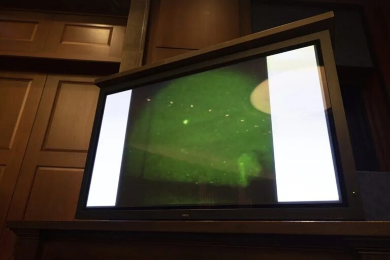 En la foto, Vista del registro de un fenómeno aéreo sin identificar presentado ante un comité del Congreso estadounidense