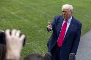 En la foto, Trump en rueda de prensa antes de partir a China