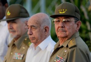 En la foto, los ancianos que controlan el poder en Cuba