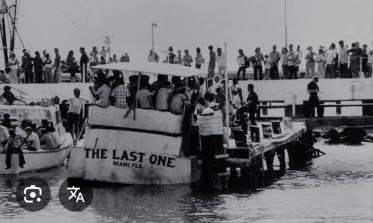 En la foto, cubanos dejan el país por el Mariel