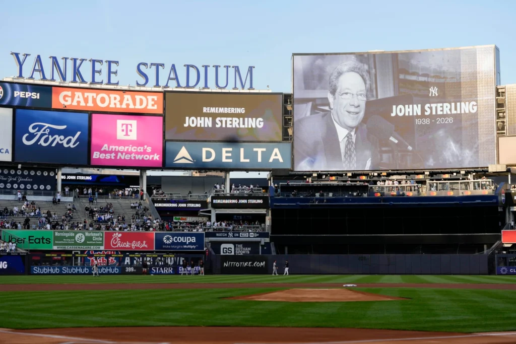 En la foto, el marcador del Yankee Stadium rinde homenaje a John Sterling