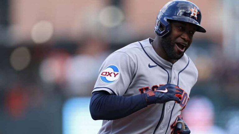 En la foto, Yordan Álvarez tras pegar su duodécimo jonrón