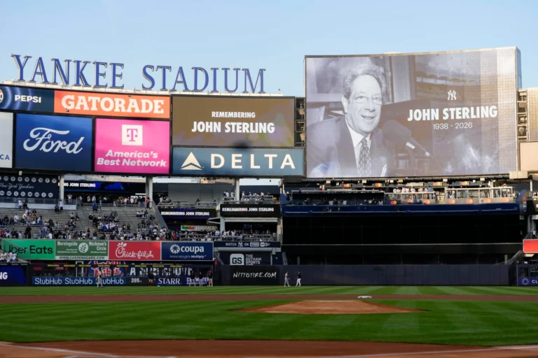 En la foto, el marcador del Yankee Stadium rinde homenaje a John Sterling