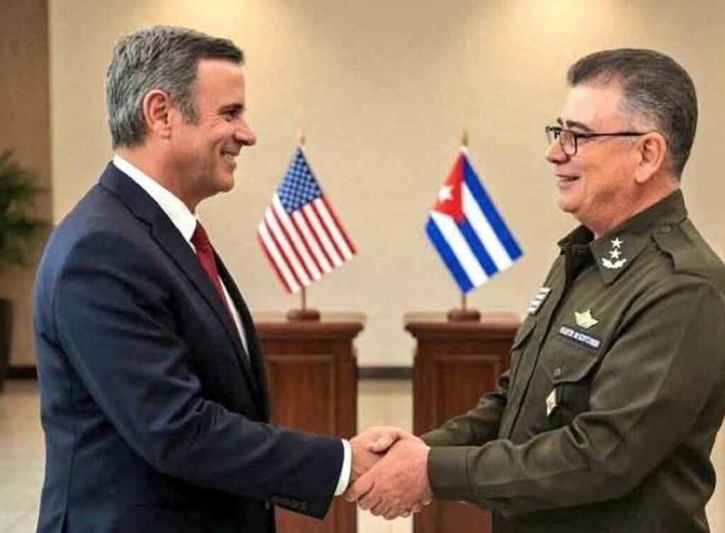 En la foto, el director de la CIA y el ministro del Interior de Cuba