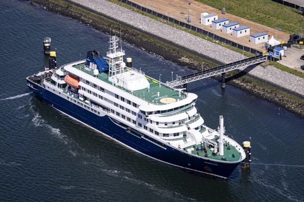 El Hondius, el crucero afectado por hantavirus, llega al puerto de Róterdam para su desinfección 3 En la foto, Vista aérea del crucero MV Hondius, afectado por el hantavirus, en al puerto de Rotterdam, Países Bajos, este 18 de mayo