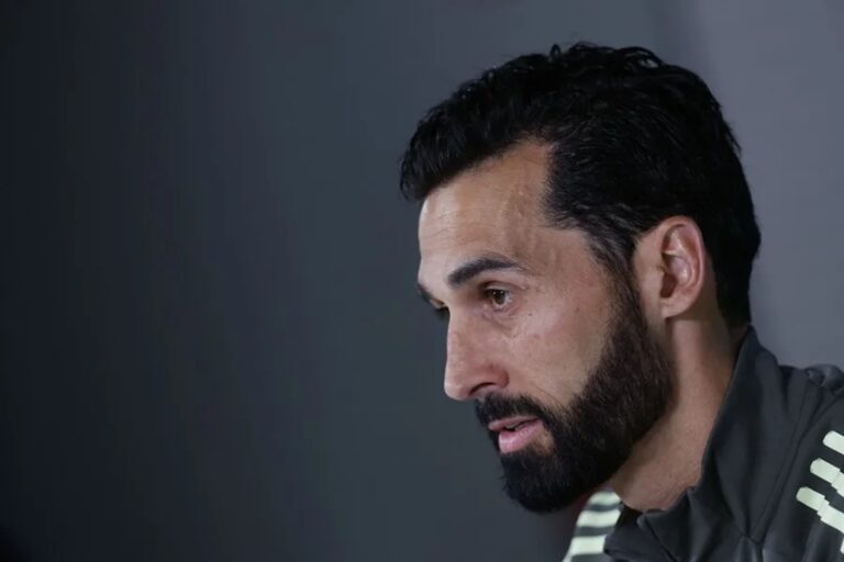 En la foto, El entrenador del Real Madrid, Álvaro Arbeloa, durante la rueda de prensa