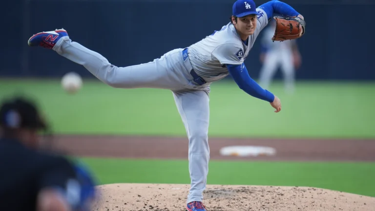 Ohtani lo hace todo en triunfo de Dodgers ante San Diego 10 En la foto, Shohei Ohtani lanzando
