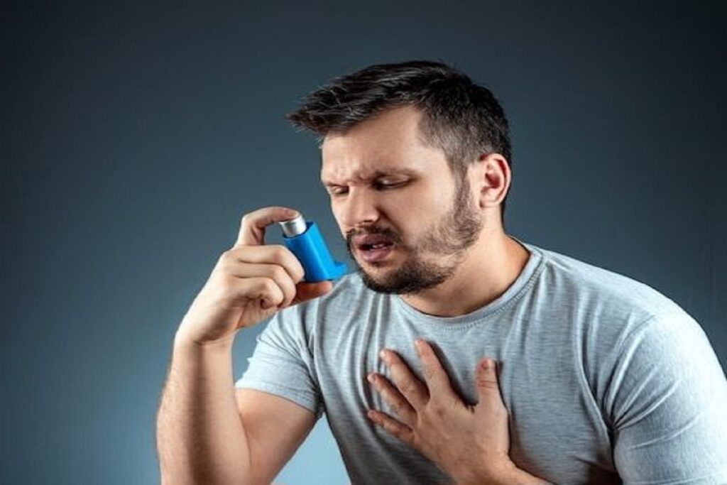 En la foto, un hombre con un nebulizador