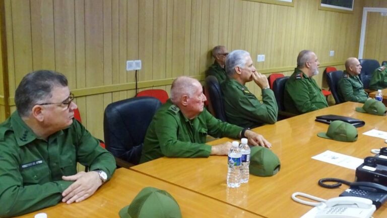 En la foto, la cúpula militar, con el presidente y el primer ministro