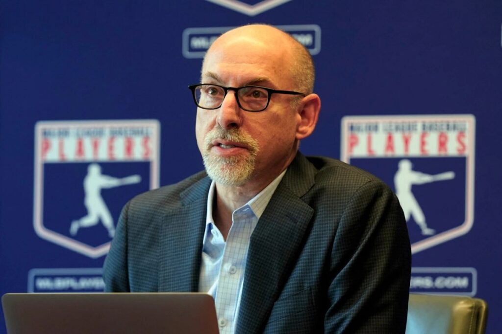 En la foto, Bruce Meyer, director ejecutivo interino de la asociación de jugadores de béisbol