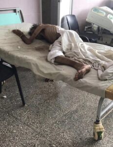 En la foto, un hombre sobre la cama de un hospital cubano