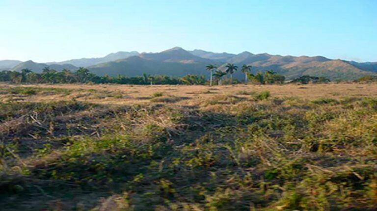 En la foto, tierras baldías en Cuba