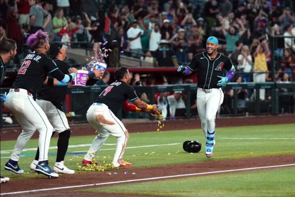 En la foto, Ketel Marte llega al home