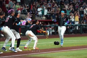 En la foto, Ketel Marte llega al home