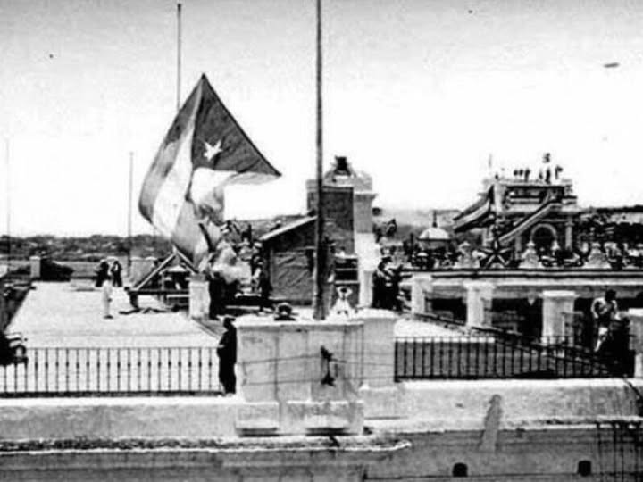 En la foto, Mayo 20, 1902. Izamiento de la bandera cubana en el Palacio de los Capitanes Generales