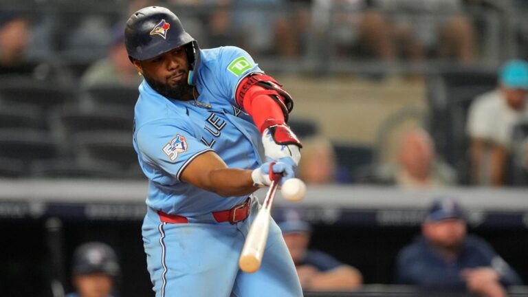 Yesavage supera a Schlittler en duelo de jóvenes promesas y Toronto vence a Nueva York 2-1 9 En la foto, Vladímir Guerrero Jr.