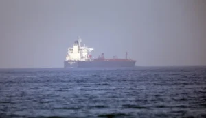En la foto, un buque cisterna frente a la costa de Fujairah, Emiratos Árabes Unidos