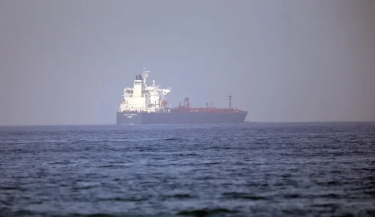 En la foto, un buque cisterna frente a la costa de Fujairah, Emiratos Árabes Unidos