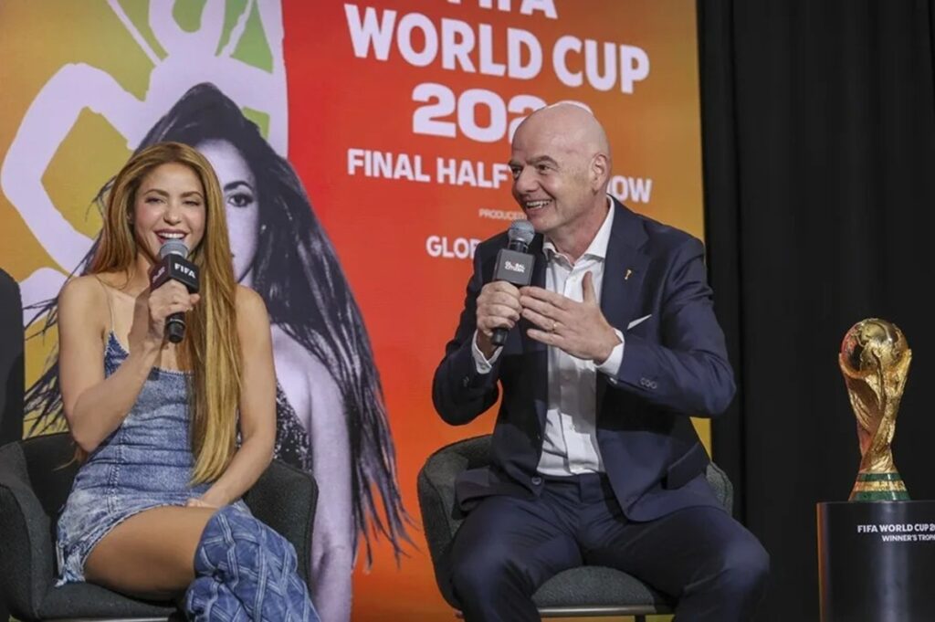 En la foto, Shakira e Infantino