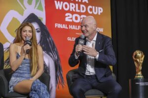 En la foto, Shakira e Infantino