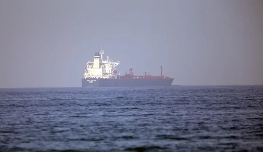 En la foto, un buque cisterna frente a la costa de Fujairah, Emiratos Árabes Unidos