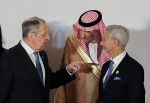 En la foto, el ministro de Exteriores ruso, Sergei Lavrov, el viceministro de Arabia Saudi, Waleed Bin Abdulkarim El- Khereiji y su homólogo indio, Subrahmanyam Jaishankar, ayer en Nueva Delhi
