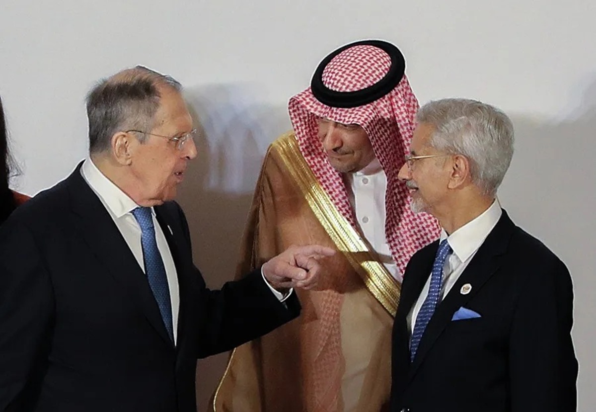 Lavrov pide convertir las treguas en Oriente Medio en un cese definitivo de hostilidades 1 En la foto, el ministro de Exteriores ruso, Sergei Lavrov, el viceministro de Arabia Saudi, Waleed Bin Abdulkarim El- Khereiji y su homólogo indio, Subrahmanyam Jaishankar, ayer en Nueva Delhi