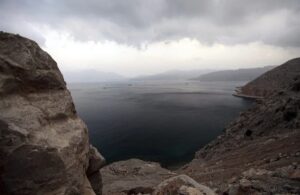 El estrecho de Ormuz desde las costas de Khasab, en Musandam (Omán)
