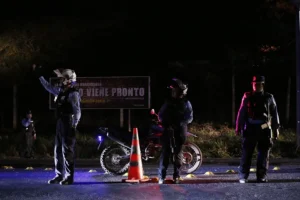 En la foto, Integrantes de la Policía de Honduras custodian una zona