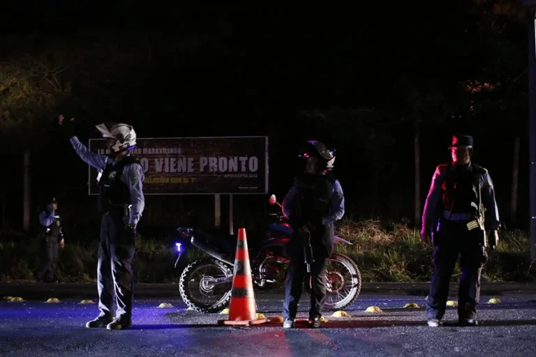 En la foto, Integrantes de la Policía de Honduras custodian una zona