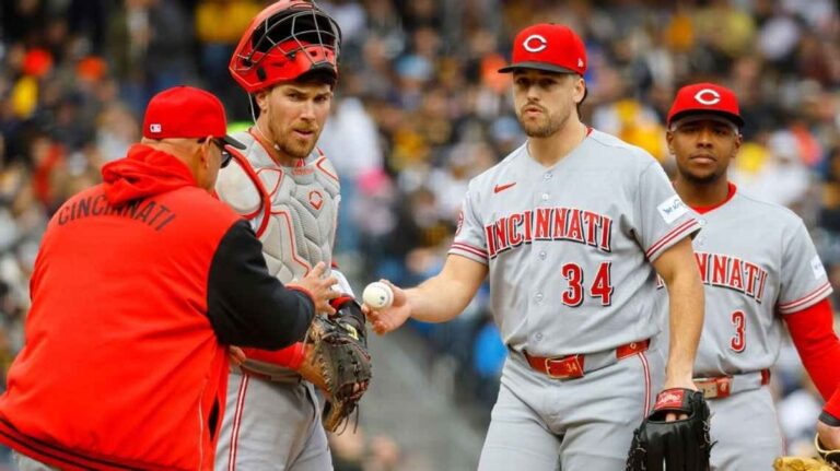 En la foto, Connor Phillips sale del juego tras regalar cuatro pasaportes consecutivos en la segunda entrada ante los Pittsburgh Pirates.