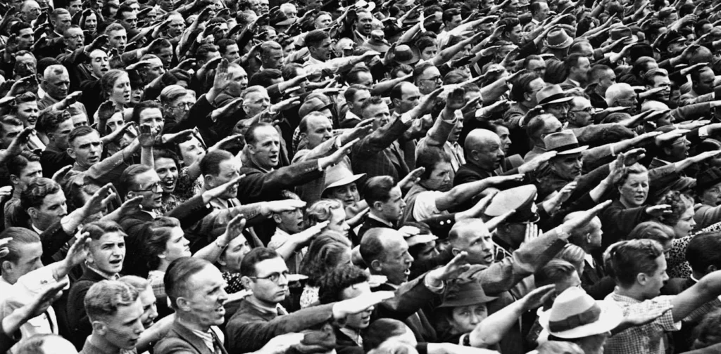 En la foto, alemanes apoyando a Hittler